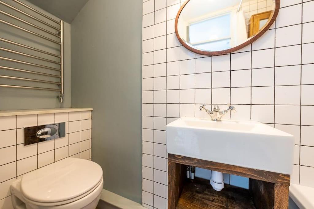 Lovely Self-Contained Basement Studio With Kitchen Лондон Екстериор снимка
