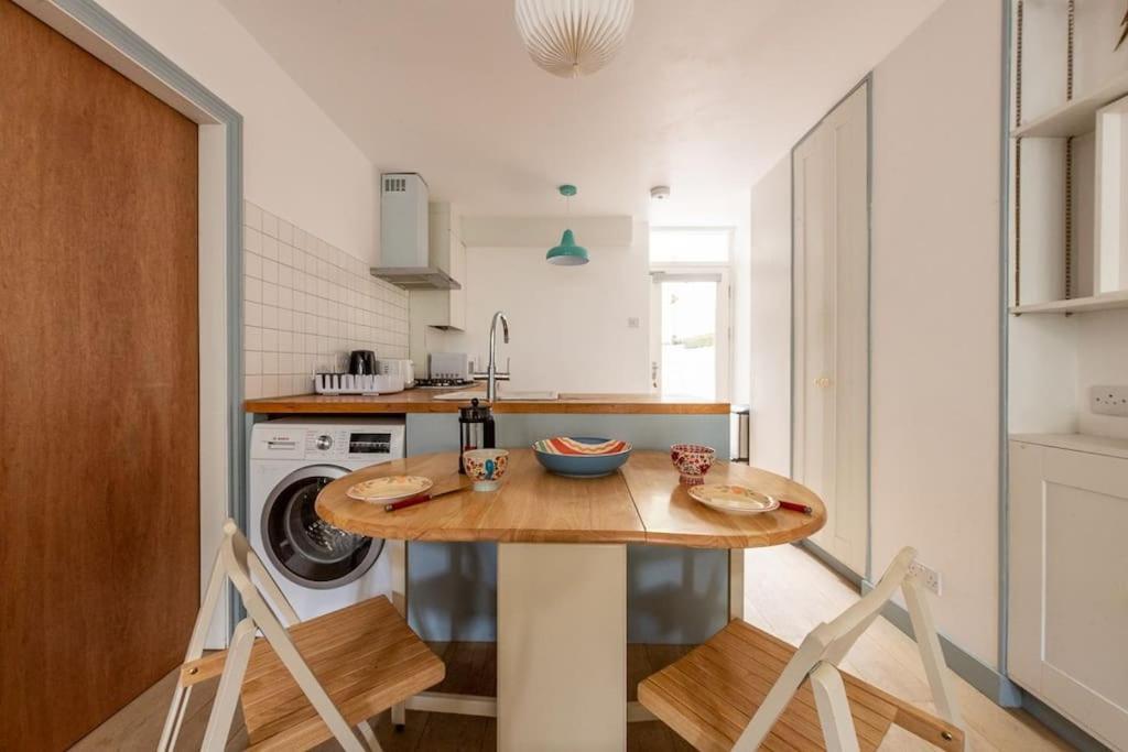 Lovely Self-Contained Basement Studio With Kitchen Лондон Екстериор снимка